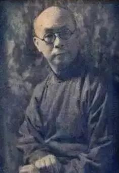 受美女间谍蛊惑的小秘书居然影响了抗日进程,成了大汉奸