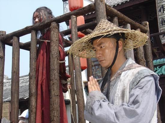 朱元璋正要跪下向龙椅磕头,刘伯温一脚,踢出个千古一帝