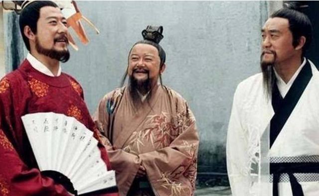 朱元璋正要跪下向龙椅磕头,刘伯温一脚,踢出个千古一帝