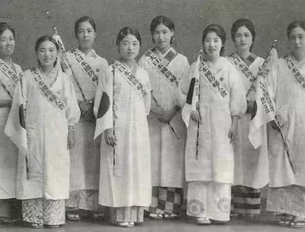 二战时期,日本女人到底有多疯狂?她们做的恶比男兵还多