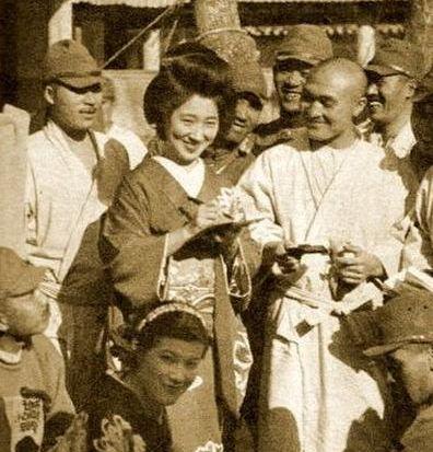 二战期间，日本女性有多疯狂？为激励军队战斗力不惜一切！